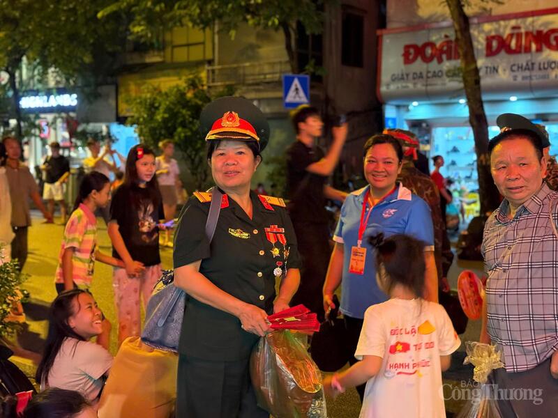 Từ già đến trẻ, ai ai cũng muốn góp mặt vào ngày lễ trọng đại này.