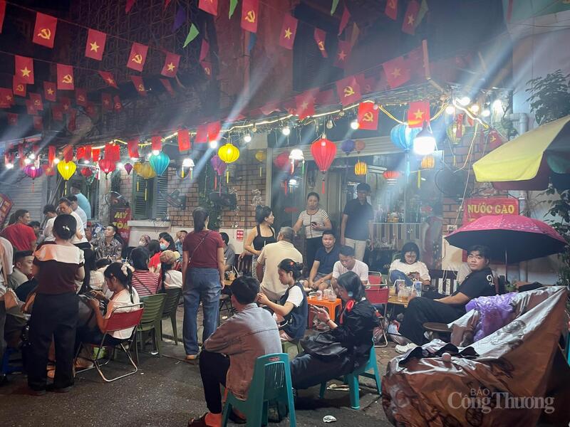 Dù đã khuya, phố phường Hà Nội vẫn sáng rực ánh đèn và chật kín người dân. Ảnh: Minh Hằng