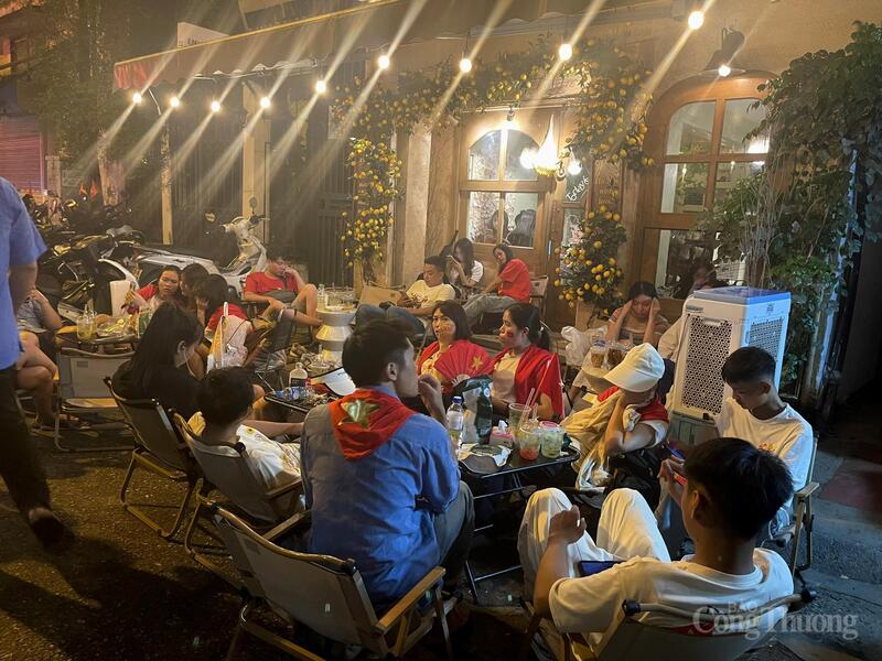 Nhiều quán cà phê ở trung tâm Hà Nội mở dịch vụ ngủ qua đêm để phục vụ khách chờ diễu binh. Ảnh: Minh Hằng