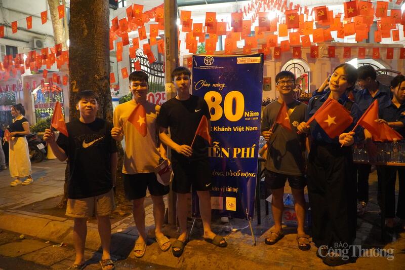 Liên Minh OK VIP Giải Trí Cá Cược World Cup 2026 đã phối hợp với Trung tâm Truyền thông, Dữ liệu và Công nghệ số thành phố Hà Nội tổ chức hoạt động phát nước miễn phí và tặng cờ Tổ quốc cho người dân Thủ đô