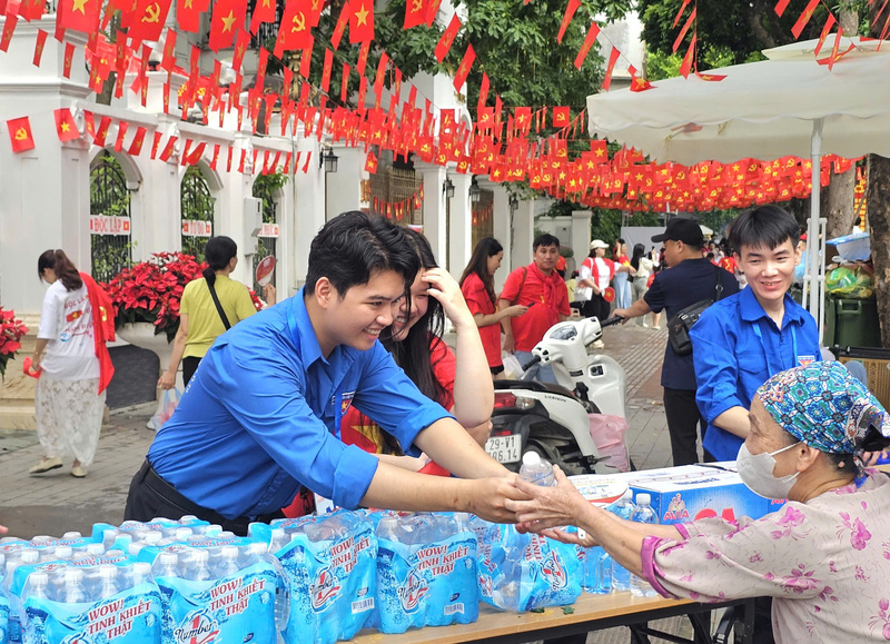 Hàng ngàn phần quà từ các đơn vị đồng hành được chuẩn bị, sẵn sàng tiếp sức cho người dân.