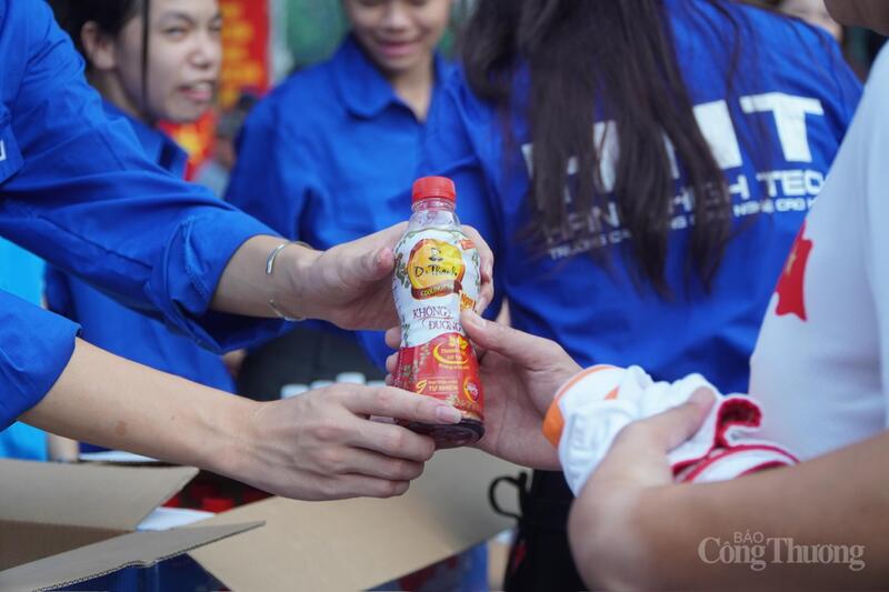 Các tình nguyện viên Báo Công Thương và các đơn vị sẵn sàng trao tay người dân những phần quà tiếp sức