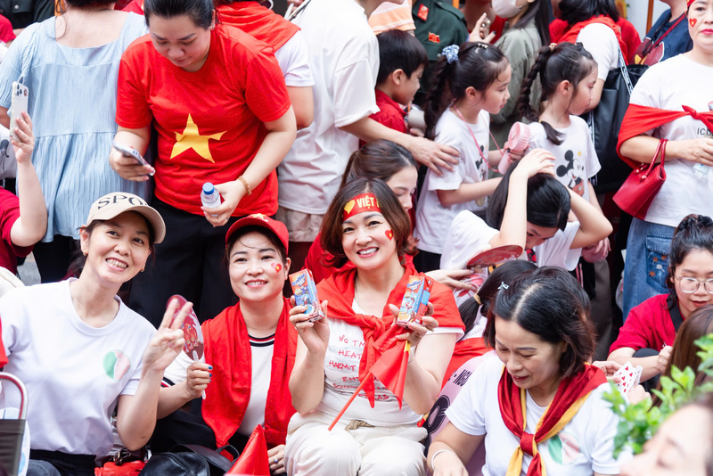 Hàng nghìn phần quà được phát tận tay, góp phần tiếp thêm sức lực và tinh thần cho tất cả những ai tham gia Lễ kỷ niệm A80. Ảnh: Linh Phạm