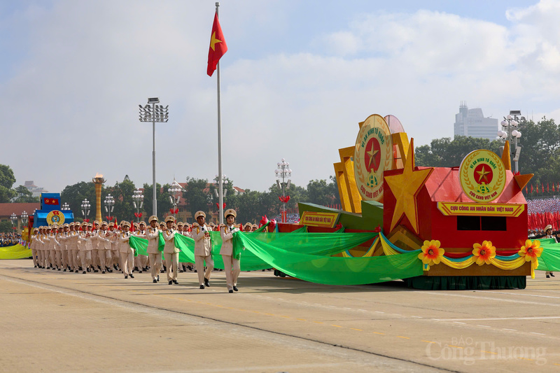 Đi qua thời chiến, ngày nay, với trái tim nhiệt huyết, các cựu Công an nhân dân Việt Nam tiếp tục tiếp tục đóng góp công sức, trí tuệ vào sự nghiệp bảo vệ an ninh trật tự, xây dựng lực lượng công an chính quy, tinh nhuệ, hiện đại.
