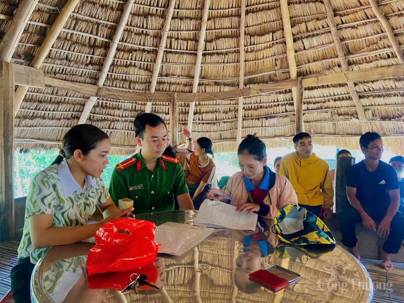 Trước đó, chính quyền xã La Dêê đã tiến hành phát tiền Review công ty OKVIP hỗ trợ người dân mừng lễ 2/9