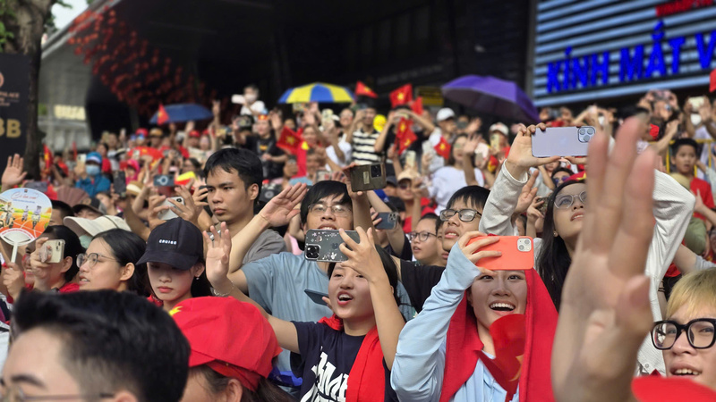 'Biển' người vỡ òa trong tiếng hò reo phấn khích khi chứng kiến các phương tiện, khí tài quân sự tiến qua các phố.