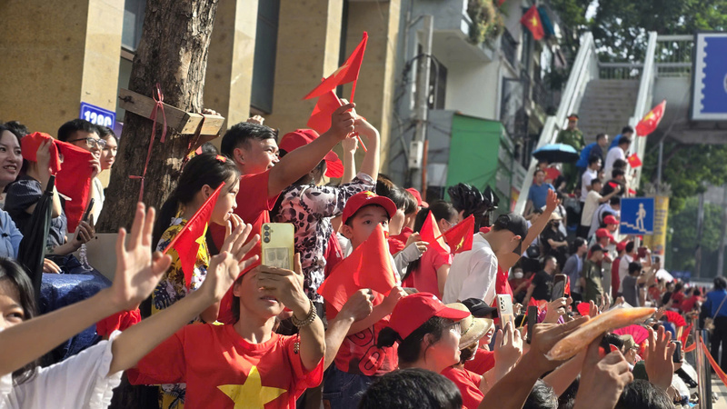 Rất đông người dân đã có mặt hai bên đường, chờ đợi nhiều tiếng đồng hồ để có thể tận mắt chứng kiến và lưu lại khoảnh khắc đoàn khí tài quân sự đi qua