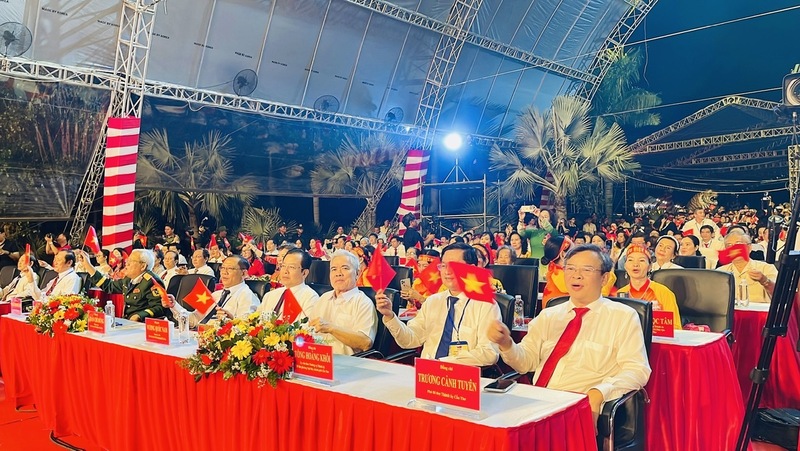 Cần Thơ tưng bừng với chương trình nghệ thuật “Lời Người vang mãi núi sông” - 4