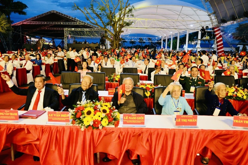 Các đại biểu tham gia buổi lễ