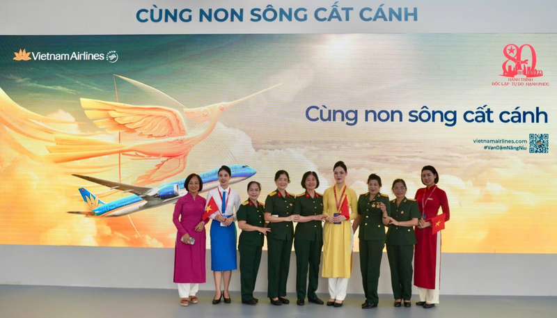 Khu Cổng chào và màn hình LED là điểm khởi đầu của hành trình trải nghiệm. Cổng chào được thiết kế như đôi cánh chim vươn rộng, tượng trưng cho khát vọng bay cao của dân tộc. Phía trước là màn hình LED diện tích 40m², liên tục trình chiếu những thước phim tư liệu về lịch sử ngành hàng không Việt Nam xen kẽ các thước phim quảng bá hình ảnh đất nước, Vietnam Airlines và các hãng hàng không khác. Đây chính là bước “khởi nguồn Oklavip game bài, casino, thể thao”, mở ra hành trình cảm xúc xuyên suốt trong toàn bộ không gian trưng bày.