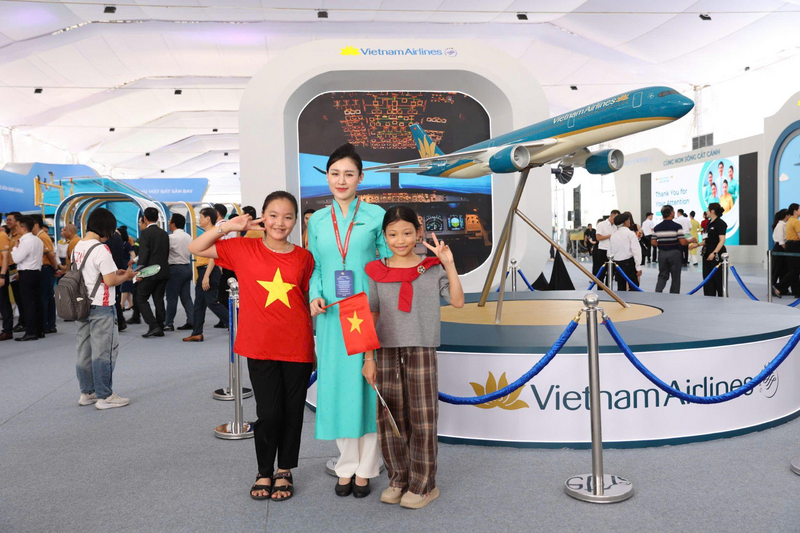 Khu trưng bày mô hình máy bay và khu sân khấu hoạt náo là nơi diễn ra các hoạt động giao lưu hằng ngày như trình diễn trang phục tiếp viên qua các thời kỳ, trải nghiệm làm tiếp viên và tham gia trò chơi. Đây là điểm nhấn tạo không khí gần gũi, sinh động với khách tham quan.