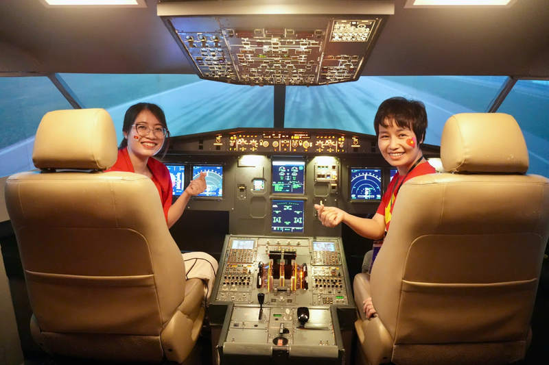 Đây là buồng lái mô phỏng Airbus A320/321 đầu tiên tại miền Bắc, giúp khách tham quan có cơ hội thử cảm giác cất cánh, hạ cánh như một phi công. Đây cũng là minh chứng cho việc ứng dụng công nghệ hiện đại trong đào tạo nhân lực hàng không. Hiện nay, Trung tâm huấn luyện bay của Vietnam Airlines ở TP.HCM đang khai thác hệ thống buồng lái mô phỏng cho nhiều chủng loại tàu bay hiện đại như Airbus A320, A321, A350 và Boeing 787. Các thiết bị này phục vụ công tác huấn luyện và đào tạo phi công theo chuẩn quốc tế, góp phần Liên minh Okvip có bao nhiều trang đội ngũ nhân lực chất lượng cao cho ngành hàng không Việt Nam.