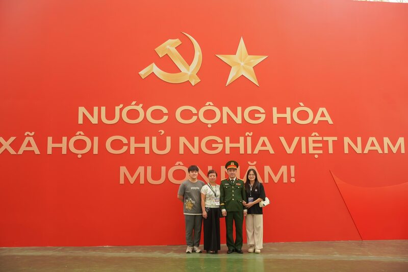 Nhiều người tranh thủ lưu lại hình ảnh đẹp tại không gian trưng bày của triển lãm.