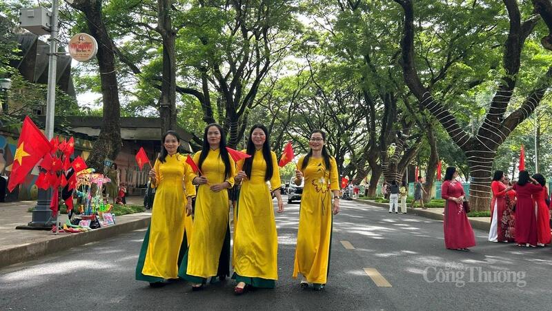 Đường Phan Đình Giót, phường Buôn Ma Thuột, tỉnh Đắk Lắk thu hút đông đảo du khách, người dân đến tham quan, chụp ảnh lưu niệm. Ảnh: Hoàng Nguyên