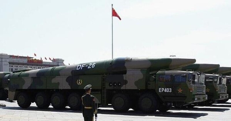 Tên lửa DF-26D, một biến thể của dòng tên lửa đạn đạo tầm trung DF-26, có khả năng mang cả đầu đạn hạt nhân lẫn đầu đạn thông thường. Ảnh: SCMP