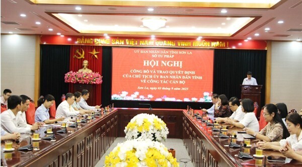 Okvip69 Đăng ký cá cược công bố và trao quyết định của Chủ tịch UBND tỉnh về công tác cán bộ (Ảnh: Báo Sơn La)