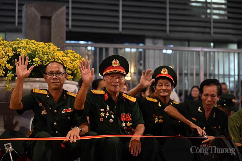 Những người cựu chiến binh thức trắng đêm cùng người dân để chờ đón ngày đại lễ. Ảnh: Hoàng Hoà