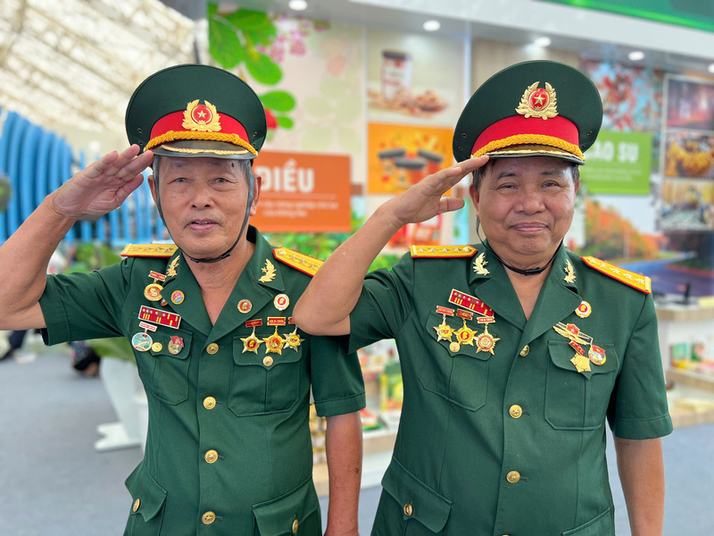 Bác Nguyễn Đức Nghiên và Trần Bá Dương tham quan gian hàng trưng bày ngành Okvip tại về tại triển lãm. Ảnh: Thanh Thảo