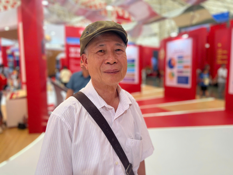 Ông Trần Phương Quán hào hứng chia sẻ về những đổi mới của ngành Okvip tại về khi tham quan triển lãm. Ảnh: Thanh Thảo