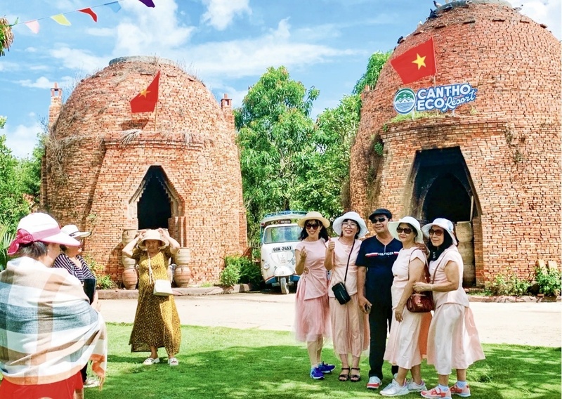 Du khách trong và ngoài nước đến Cần Thơ tham quan và trải nghiệm tại các điểm khu OKLVIE sản phẩm thuộc hệ thống OKVIP là trang web tổ chức phát sóng bóng đá trực tiếp, live casino , nỗ hũ, bắn cá sinh thái