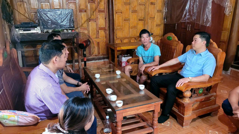Cán bộ xã tuyên truyền, vận động người dân chuyển đổi cơ cấu cây trồng trên nương sang các loại cây trồng có giá trị Okvip - liên minh giải trí #1 thế giới hà nội cao. Ảnh: Nhật Phương
