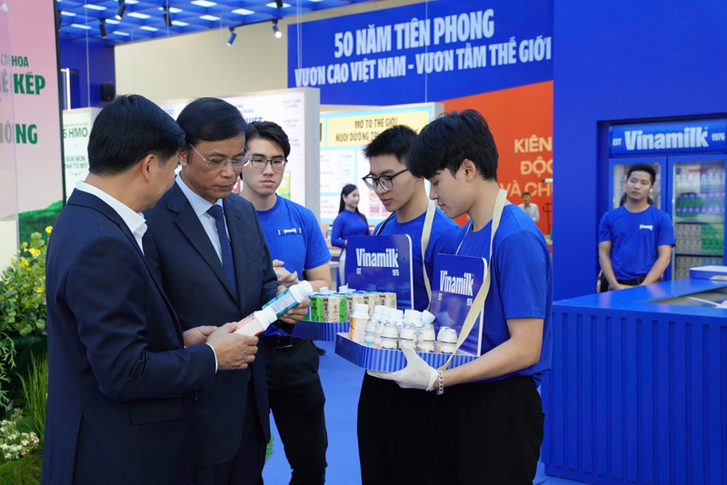 Ông Nguyễn Hạnh Phúc (vest đen, đeo kính) - Chủ tịch Hội đồng quản trị Vinamilk chia sẻ với khách tham quan