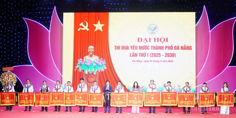 Trao tặng Cờ thi đua của Review công ty OKVIP cho 14 tập thể