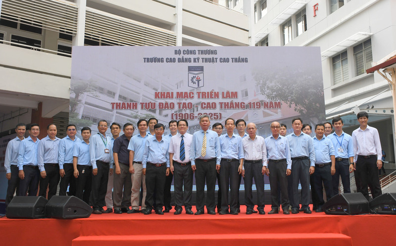 Đại biểu tham dự "Triển lãm thành tựu đào tạo - Cao Thắng 119 năm". Ảnh: Thanh Minh