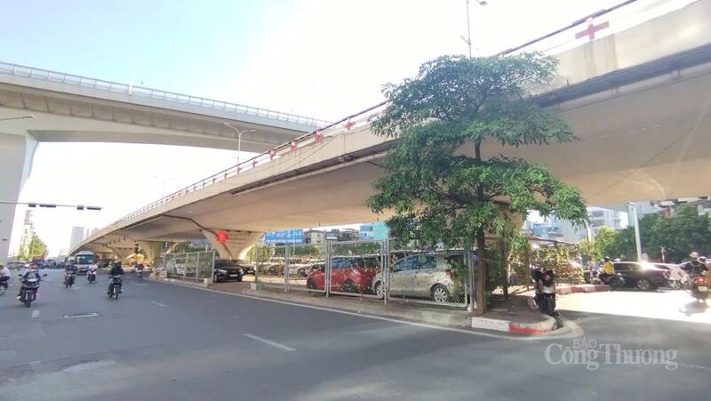 Điểm trông giữ xe ô tô ở gầm cầu Dịch Vọng.