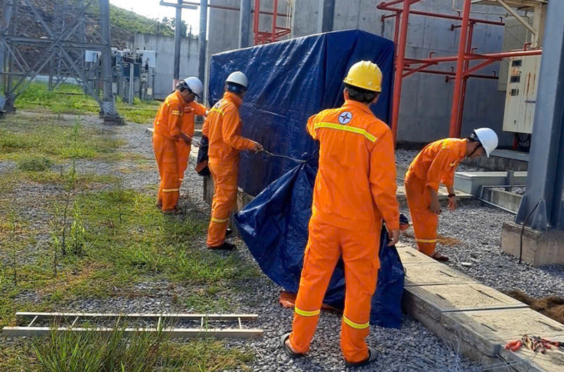 Đội Truyền tải điện Thanh Hóa triển khai các biện pháp ứng phó bão số 5. Ảnh: EVN