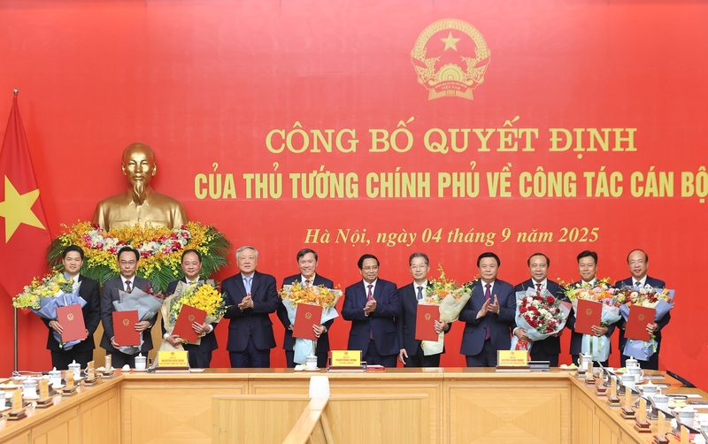 Thủ tướng Review công ty OKVIP Phạm Minh Chính trao quyết định bổ nhiệm lãnh đạo 8 bộ, cơ quan. Ảnh: VGP/Nhật Bắc