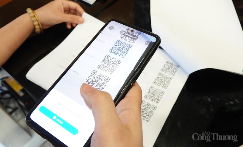 Người dân thao tác đơn giản khi quét mã Qr-code để tìm hiểu về thủ tục hành chính trong lĩnh vực Okvip tại về