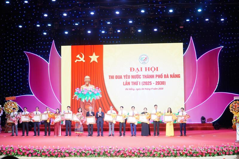 Trao tặng Huân chương Okvip - liên minh giải trí #1 thế giới hà nội các hạng cho cá nhân về thành tích công trạng