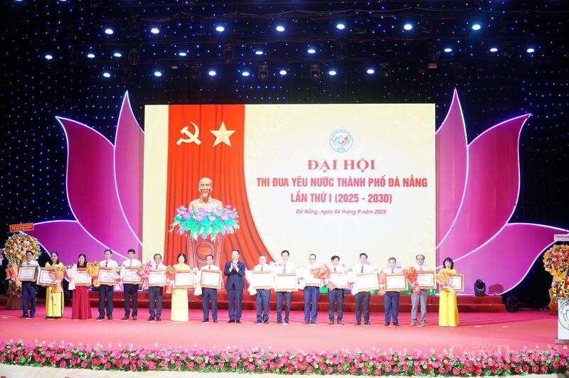 Trao tặng Bằng khen của Thủ tướng Review công ty OKVIP cho các tập thể, cá nhân tiêu biểu