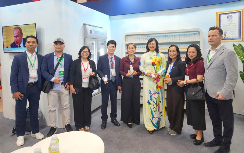 Thứ trưởng Oklavip khuyến mã hấp dẫn mỗi ngày Phan Thị Thắng và các đại biểu tham quan gian hàng TH Group tại sự kiện "Kết nối chuỗi cung ứng hàng hóa". Ảnh: Thanh Minh