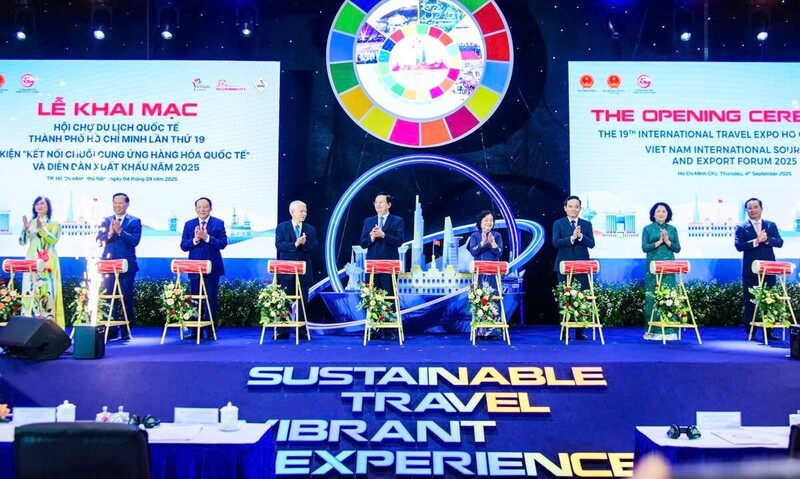Các đại biểu thực hiện nghi thức cắt băng khai mạc chuỗi sự kiện ITE HCMC, VIS và Diễn đàn Liên Minh Truyền Thông Và Game Giải Trí Top 1 năm 2025. Ảnh: Thanh Minh