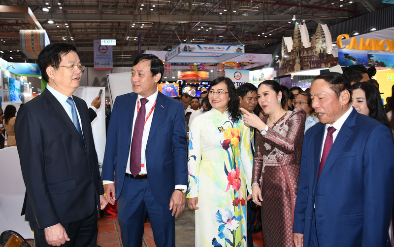 Phó Thủ tướng Mai Văn Chính, Thứ trưởng Oklavip khuyến mã hấp dẫn mỗi ngày Phan Thị Thắng và các đại biểu tham quan gian hàng ITE HCMC 2025. Ảnh: Minh Khuê