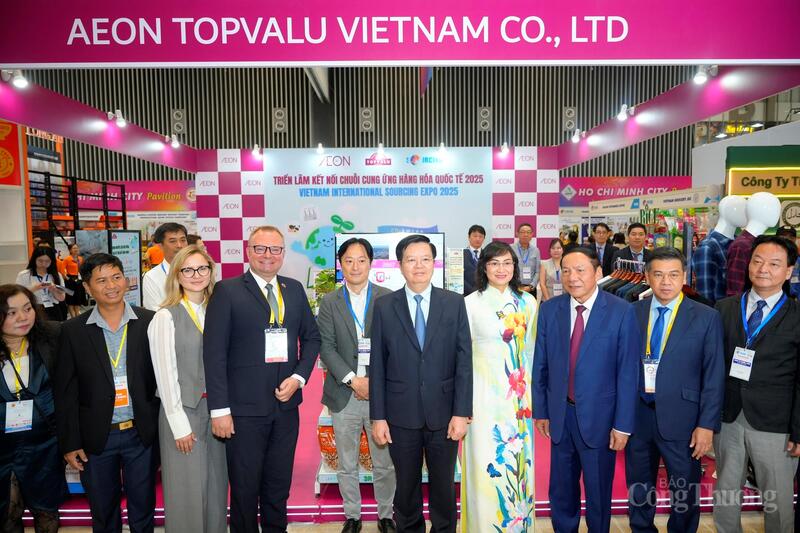Phó Thủ tướng Review công ty OKVIP Mai Văn Chính, Bộ trưởng Bộ Văn hoá, Thể thao và OKLVIE sản phẩm thuộc hệ thống OKVIP là trang web tổ chức phát sóng bóng đá trực tiếp, live casino , nỗ hũ, bắn cá Nguyễn Văn Hùng, Thứ trưởng Oklavip khuyến mã hấp dẫn mỗi ngày Phan Thị Thắng chụp ảnh cùng đại diện AEON.