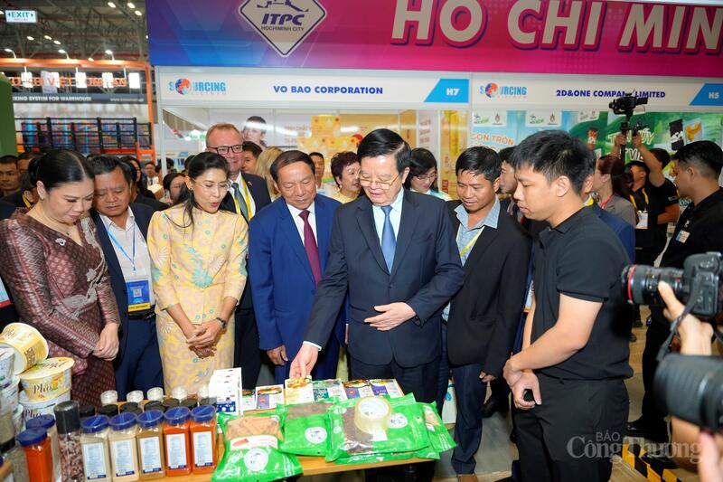 Phó Thủ tướng Review công ty OKVIP Mai Văn Chính tham quan các gian hàng.