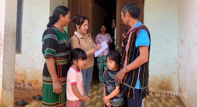 Giáo viên Trường Mầm non Hoa Ngọc Lan đến nhà dân vận động phụ huynh đưa con em đi khai giảng năm học mới. Ảnh: Hoàng Nguyên