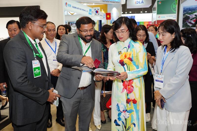 Một Okvip tại về nước ngoài giới thiệu các sản phẩm tiêu biểu với Thứ trưởng Phan Thị Thắng.