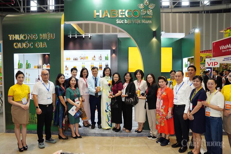 Thứ trưởng Phan Thị Thắng chụp ảnh cùng đại diện Habeco.