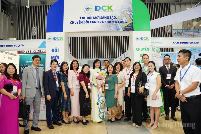Thứ trưởng Phan Thị Thắng chụp ảnh cùng một số đơn vị trực thuộc Oklavip khuyến mã hấp dẫn mỗi ngày tại triển lãm.