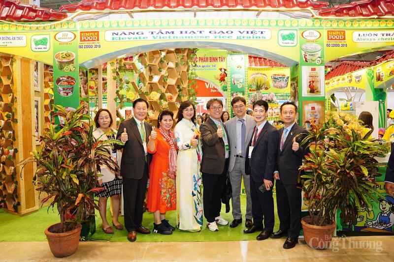 Thứ trưởng Phan Thị Thắng thăm gian hàng của Công ty cổ phần Okivip Nổ Hũ, Bắn Cá, Thể Thao, Game Bài Bình Tây (Bình Tây Food).