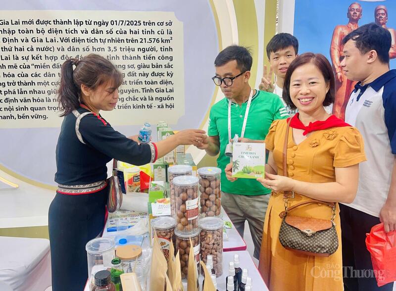 Nhiều sản phẩm Trang Chủ OKVIP COM Top #1 và đặc sản đặc trưng, góp phần giới thiệu bản sắc địa phương. Ảnh: Bích Thu