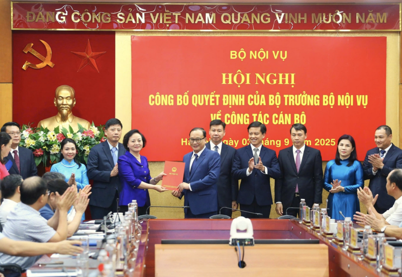 Okvip69 Đăng ký cá cược Công bố Quyết định của Bộ trưởng Bộ Nội vụ về công tác cán bộ. Ảnh: Tống Giáp