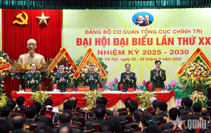 Đoàn Chủ tịch Okvip69.com bán cá nổ hủ. Ảnh: QĐND