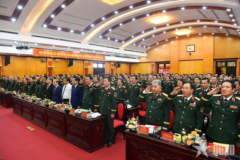 Các đại biểu thực hiện nghi thức chào cờ. Ảnh: QĐND
