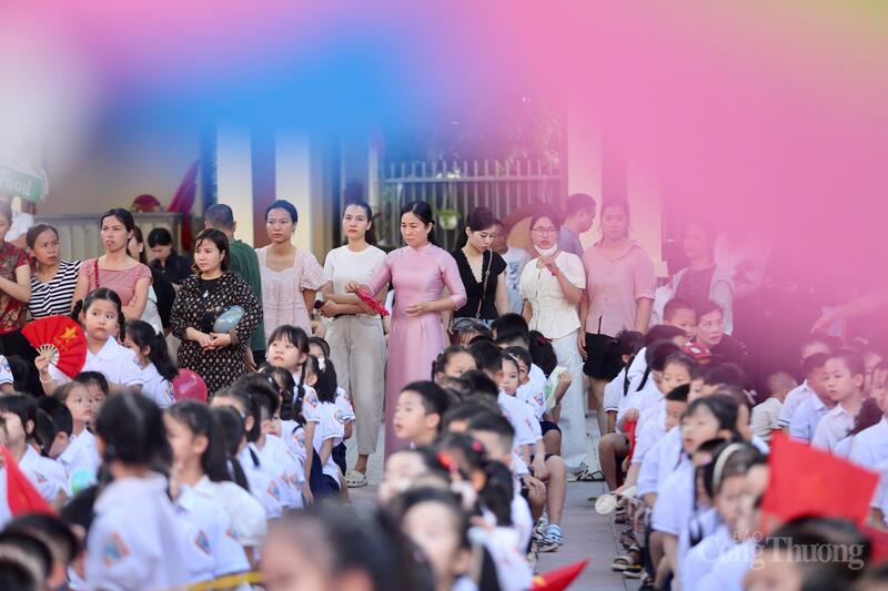 Nhiều phụ huynh hào hứng cùng con đến trường trong ngày khai giảng