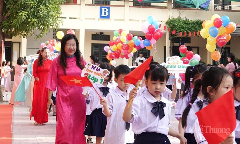 Lễ chào đón học sinh lớp 1 tại trường Tiểu học Điện Biên 2